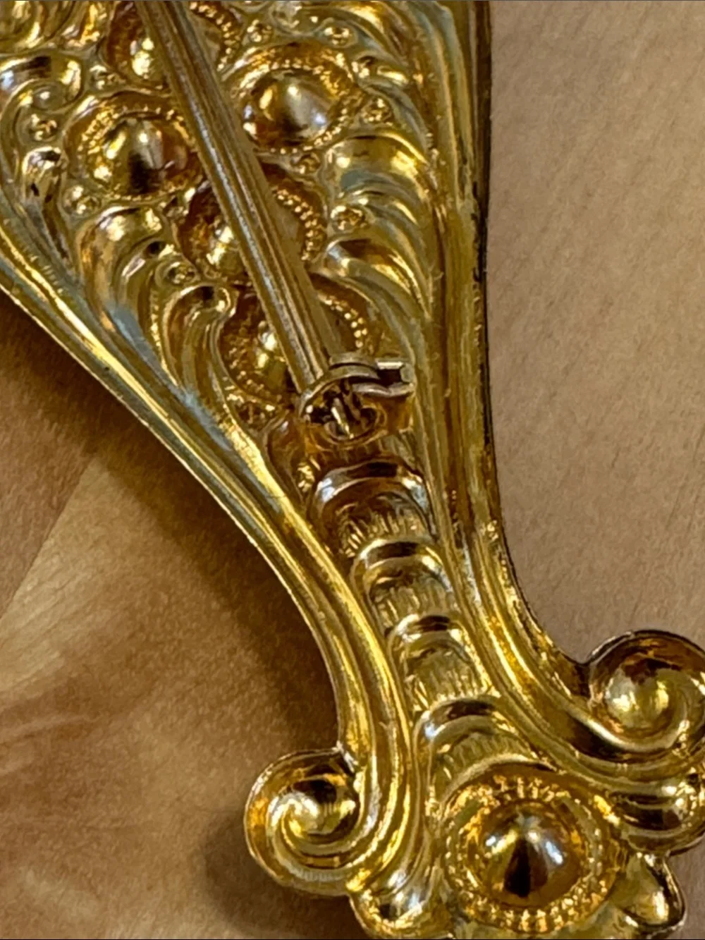 NWT 1928 vintage style gold tone ornate scroll design brooch with rhinestones